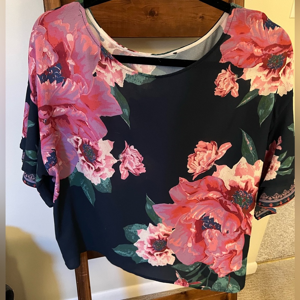 Short sleeve floral blouse